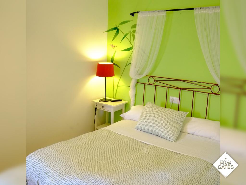 Hostal Five Gates Osuna Exterior foto